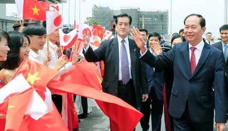 越南国家主席陈大光和夫人抵达东京 开始对日本进行国事访问